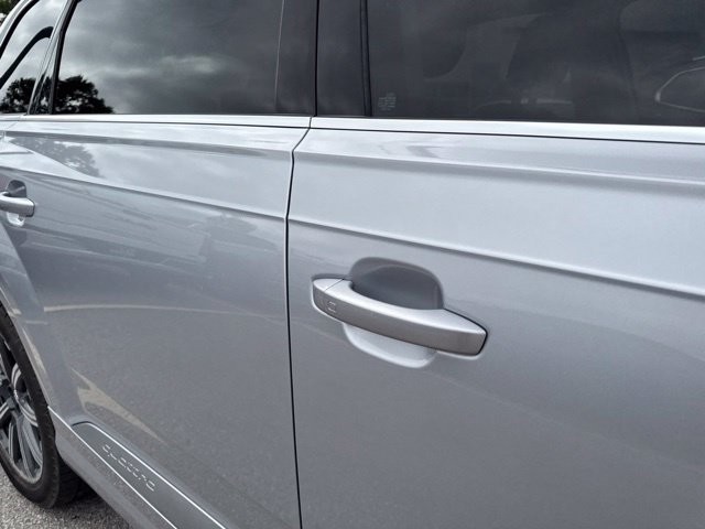 Audi Q7 Vehicle Full-screen Gallery Image 10