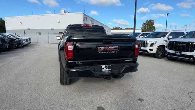 GMC Canyon Vehicle Full-screen Gallery Image 10