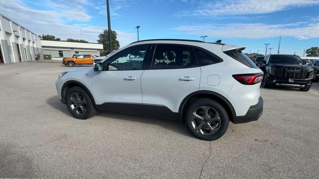 Ford Escape Vehicle Full-screen Gallery Image 09