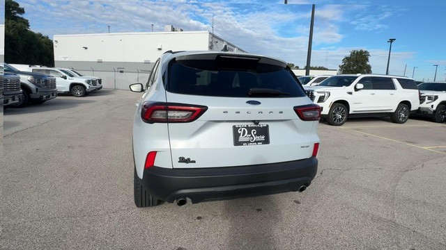 Ford Escape Vehicle Full-screen Gallery Image 10