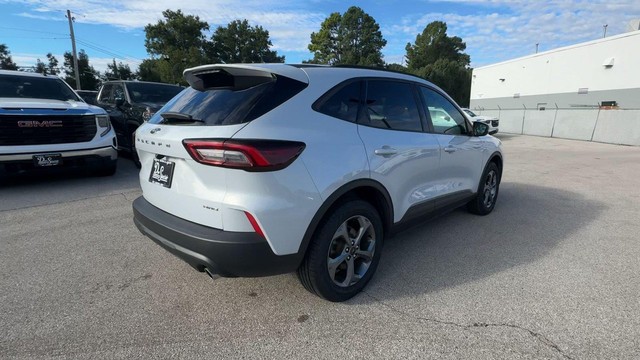 Ford Escape Vehicle Full-screen Gallery Image 11