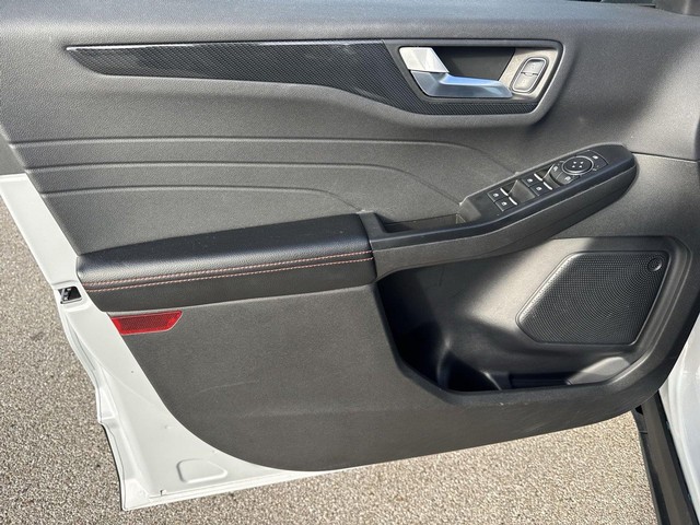 Ford Escape Vehicle Full-screen Gallery Image 25