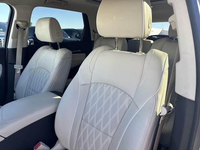 Buick Enclave Vehicle Full-screen Gallery Image 24