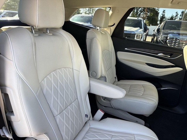 Buick Enclave Vehicle Full-screen Gallery Image 32