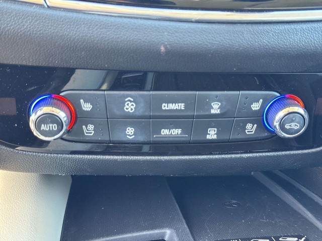 Buick Enclave Vehicle Full-screen Gallery Image 40