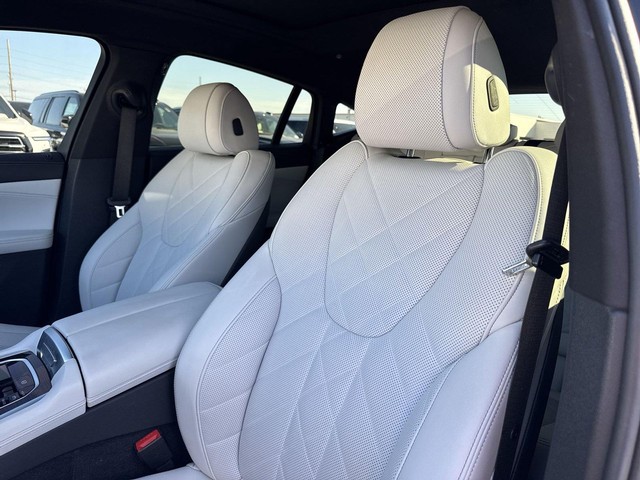 BMW X6 Vehicle Full-screen Gallery Image 24