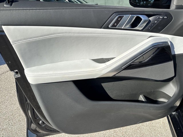 BMW X6 Vehicle Full-screen Gallery Image 27