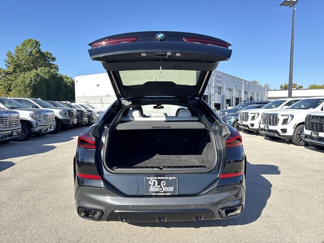 BMW X6 Vehicle Full-screen Gallery Image 30