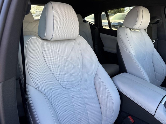 BMW X6 Vehicle Full-screen Gallery Image 32