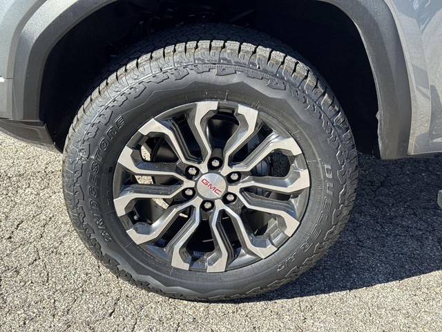 GMC Canyon Vehicle Full-screen Gallery Image 10