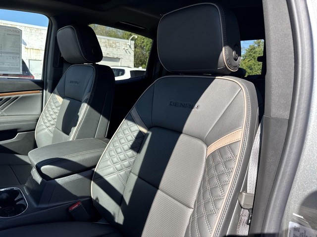 GMC Canyon Vehicle Full-screen Gallery Image 11