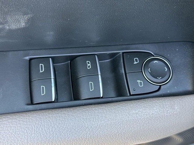 GMC Canyon Vehicle Full-screen Gallery Image 13