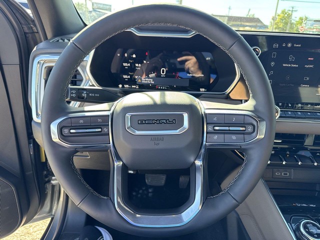 GMC Canyon Vehicle Full-screen Gallery Image 14