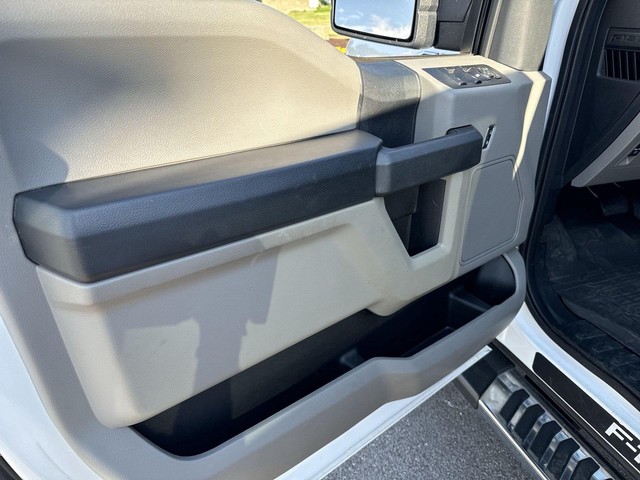 Ford F-150 Vehicle Full-screen Gallery Image 24