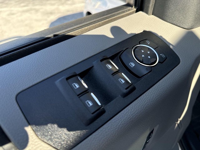 Ford F-150 Vehicle Full-screen Gallery Image 25