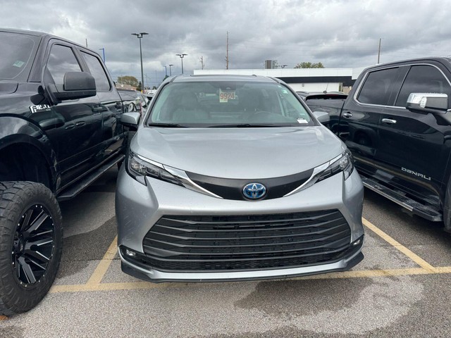 Toyota Sienna Vehicle Full-screen Gallery Image 03
