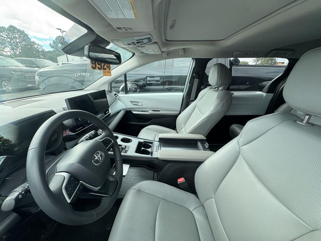 Toyota Sienna Vehicle Full-screen Gallery Image 10