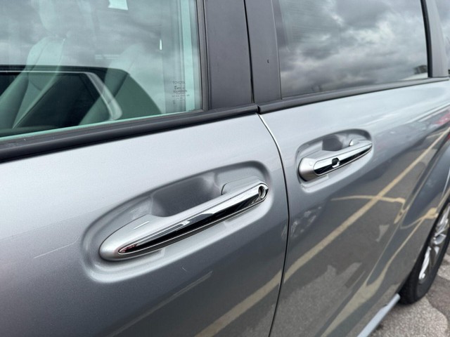 Toyota Sienna Vehicle Full-screen Gallery Image 11