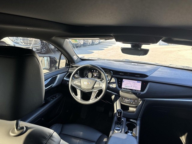 Cadillac XT5 Vehicle Full-screen Gallery Image 14