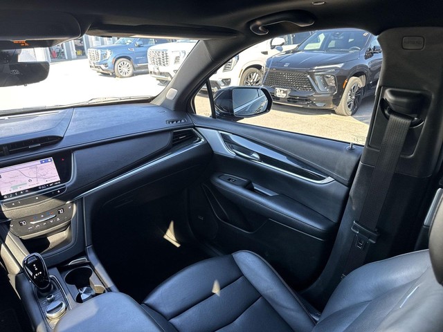 Cadillac XT5 Vehicle Full-screen Gallery Image 15