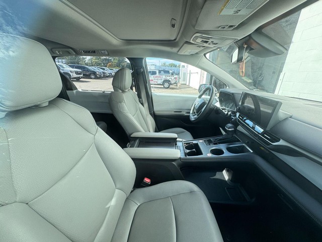 Toyota Sienna Vehicle Full-screen Gallery Image 11