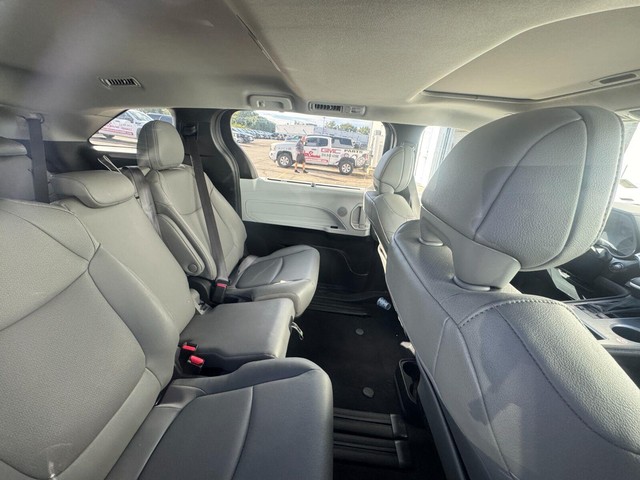 Toyota Sienna Vehicle Full-screen Gallery Image 13