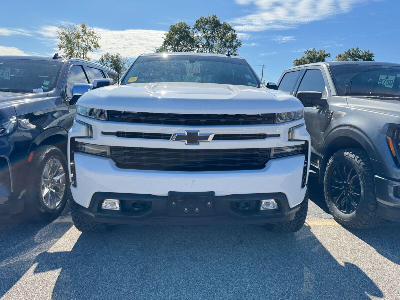 Chevrolet Silverado 1500 Vehicle Full-screen Gallery Image 17