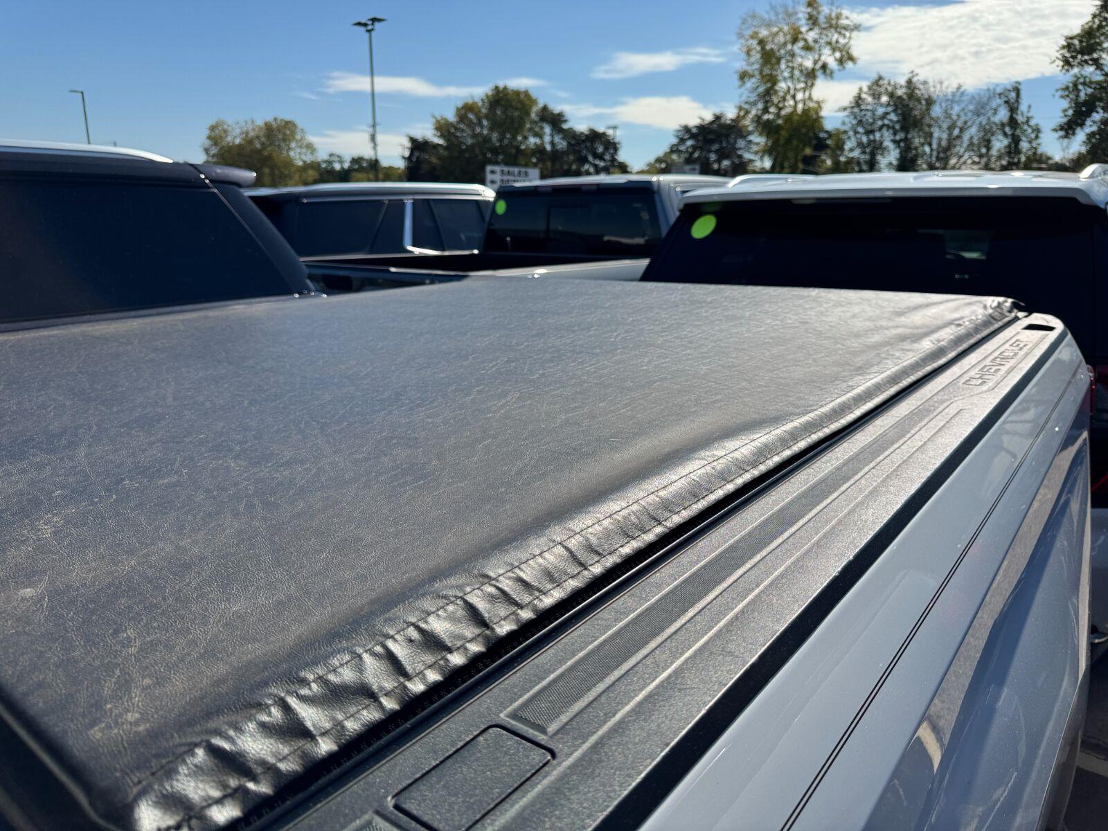 Chevrolet Silverado 1500 Vehicle Full-screen Gallery Image 18