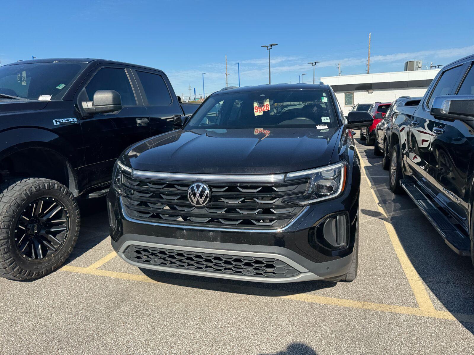 Volkswagen Atlas Cross Sport Vehicle Full-screen Gallery Image 03
