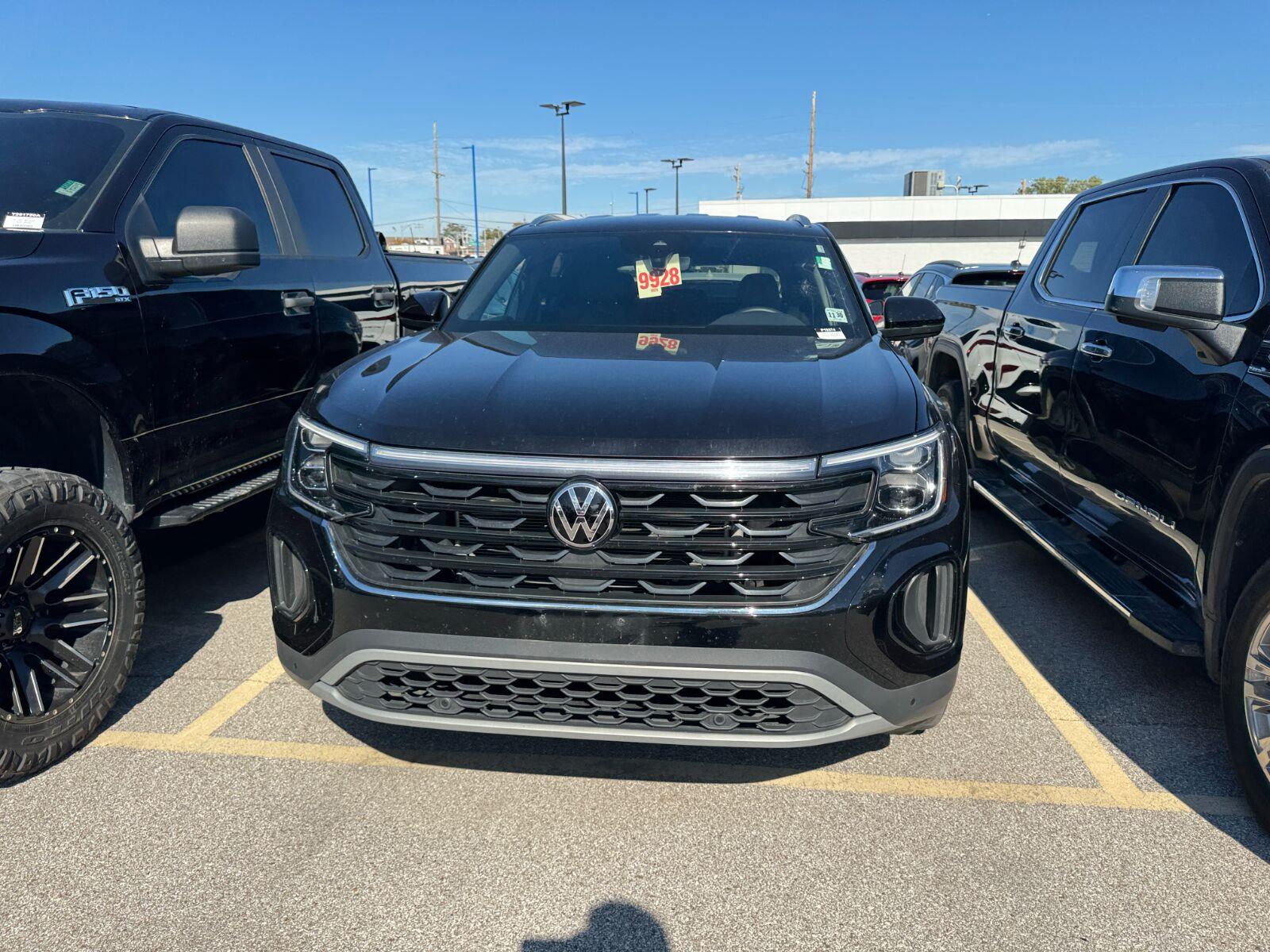 Volkswagen Atlas Cross Sport Vehicle Full-screen Gallery Image 05