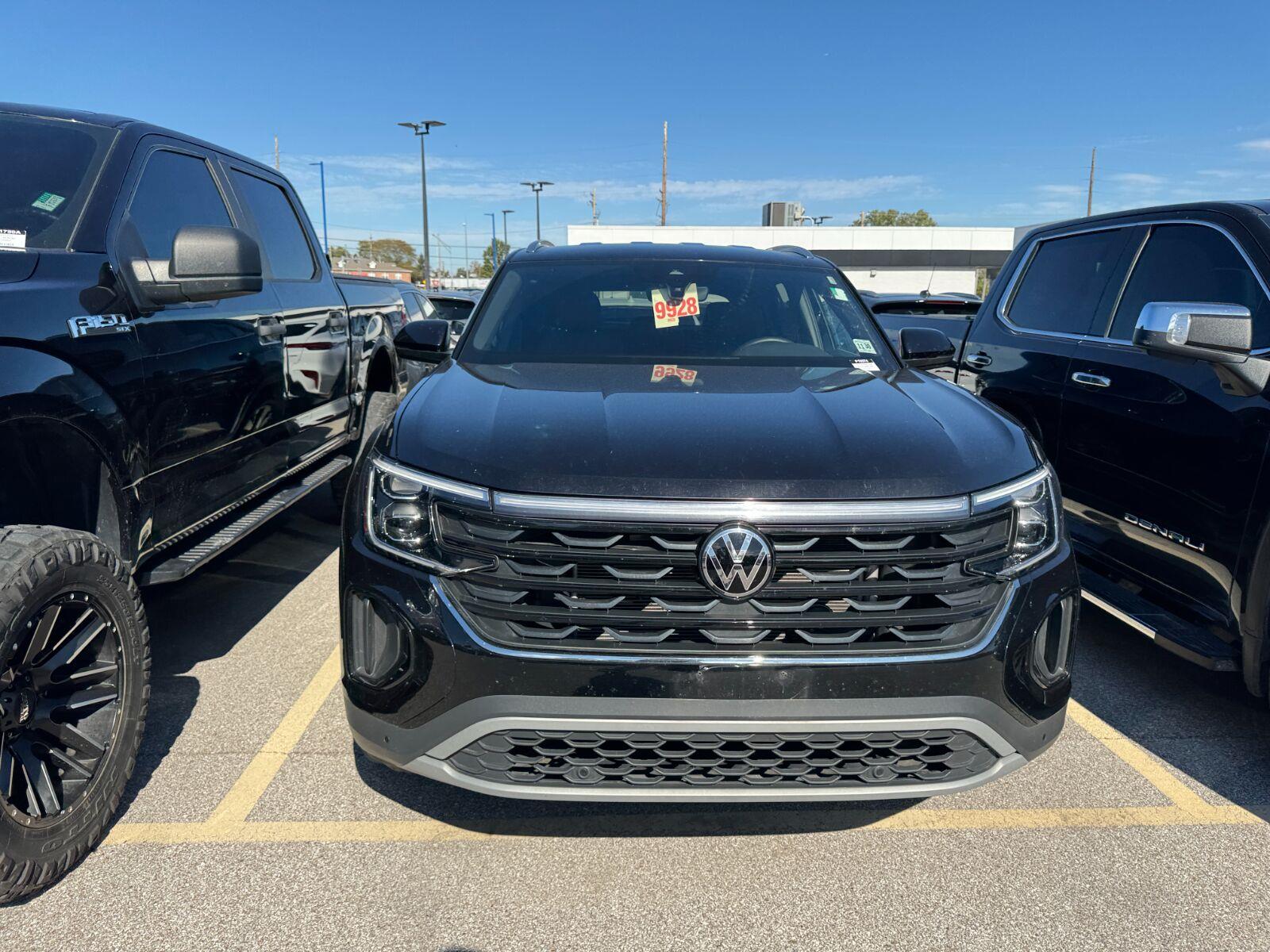 Volkswagen Atlas Cross Sport Vehicle Full-screen Gallery Image 06