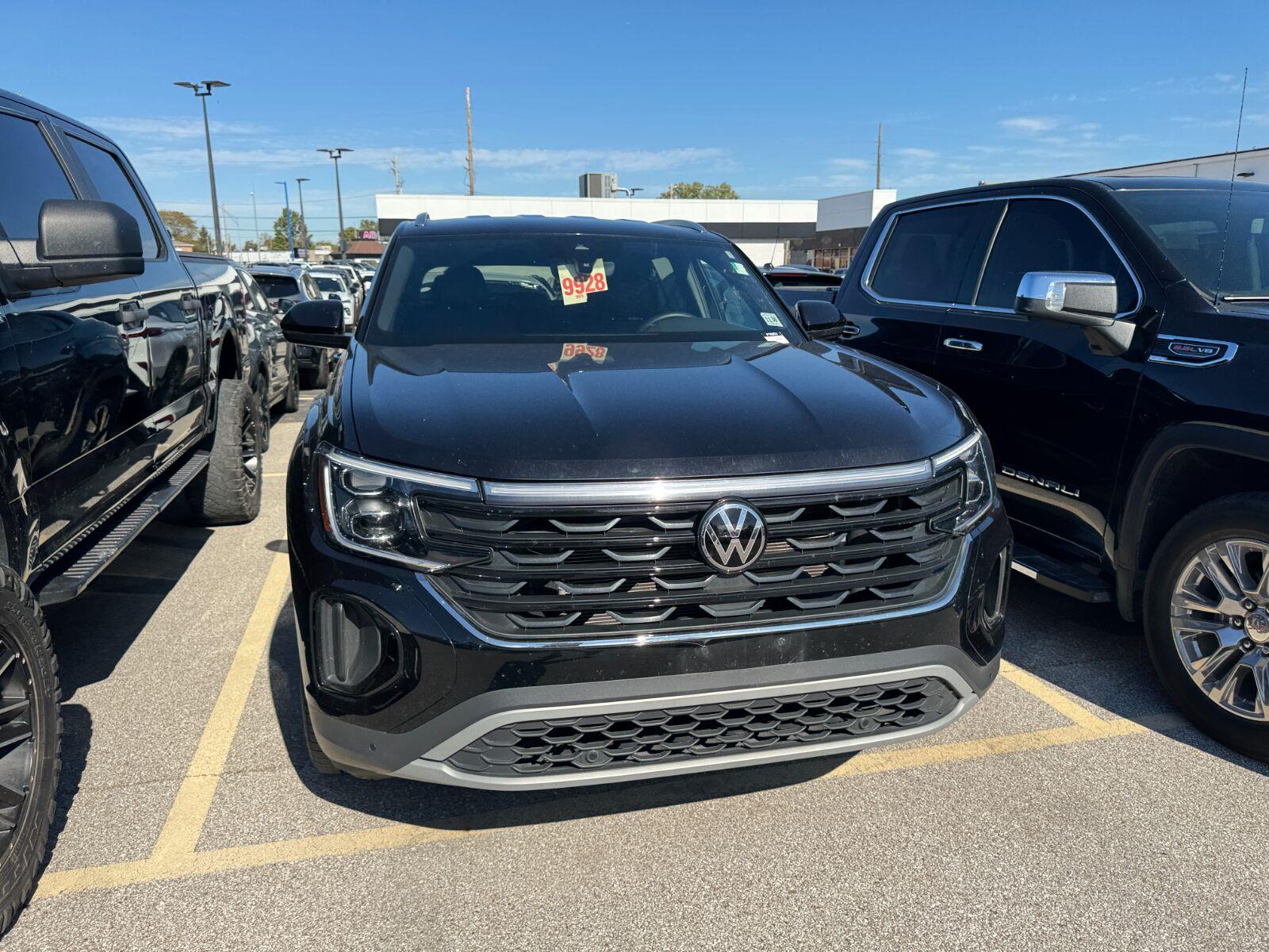 Volkswagen Atlas Cross Sport Vehicle Full-screen Gallery Image 07