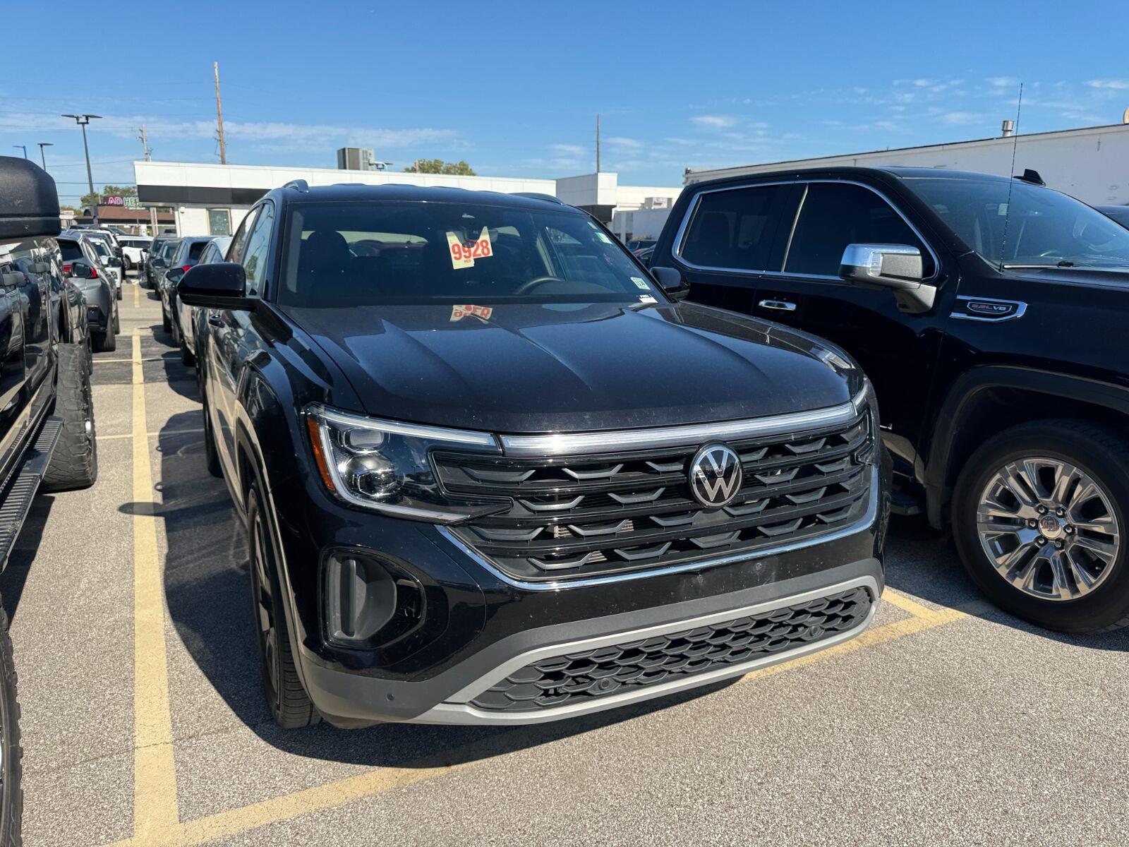 Volkswagen Atlas Cross Sport Vehicle Full-screen Gallery Image 09