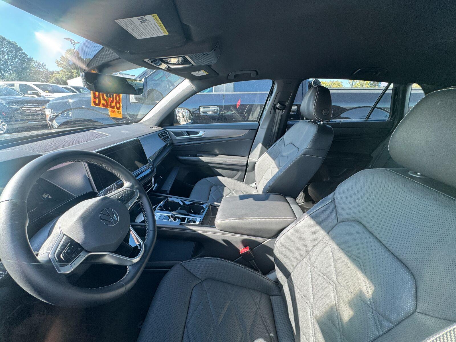 Volkswagen Atlas Cross Sport Vehicle Full-screen Gallery Image 15