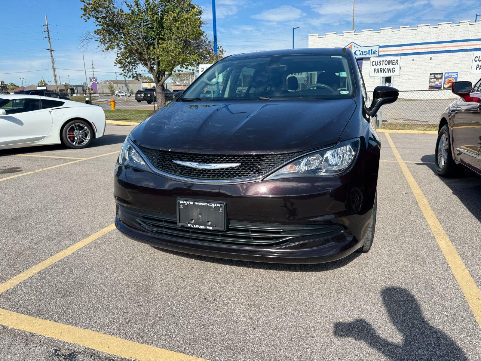 Chrysler Pacifica Vehicle Full-screen Gallery Image 02