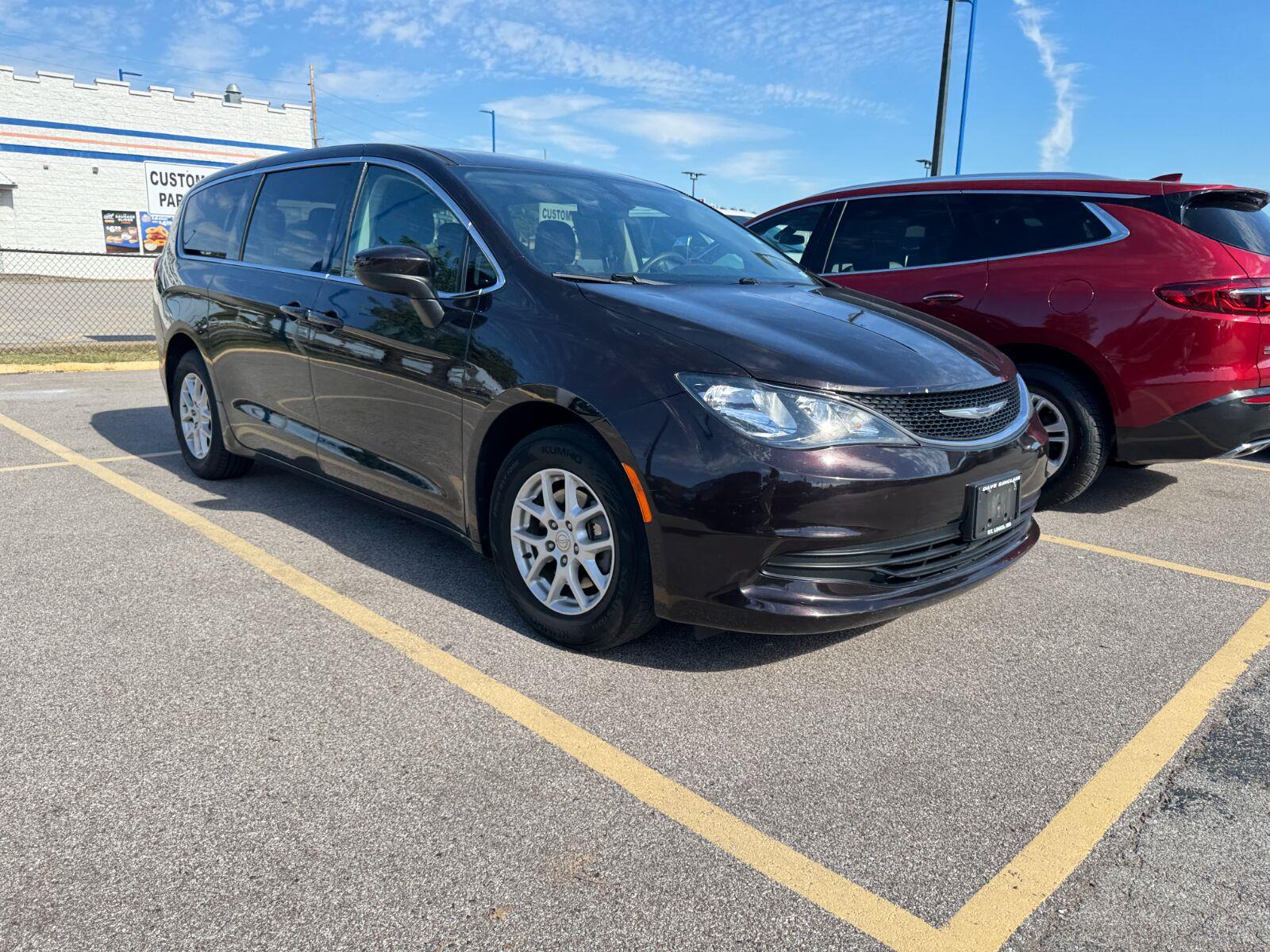 Chrysler Pacifica Vehicle Full-screen Gallery Image 03