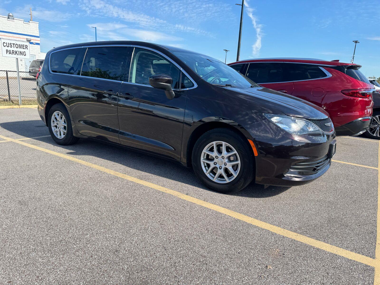Chrysler Pacifica Vehicle Full-screen Gallery Image 05