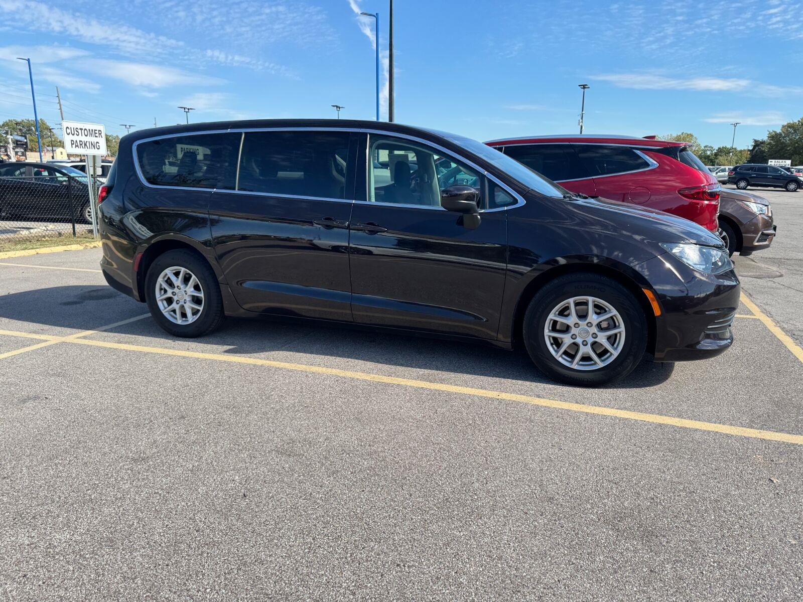 Chrysler Pacifica Vehicle Full-screen Gallery Image 06