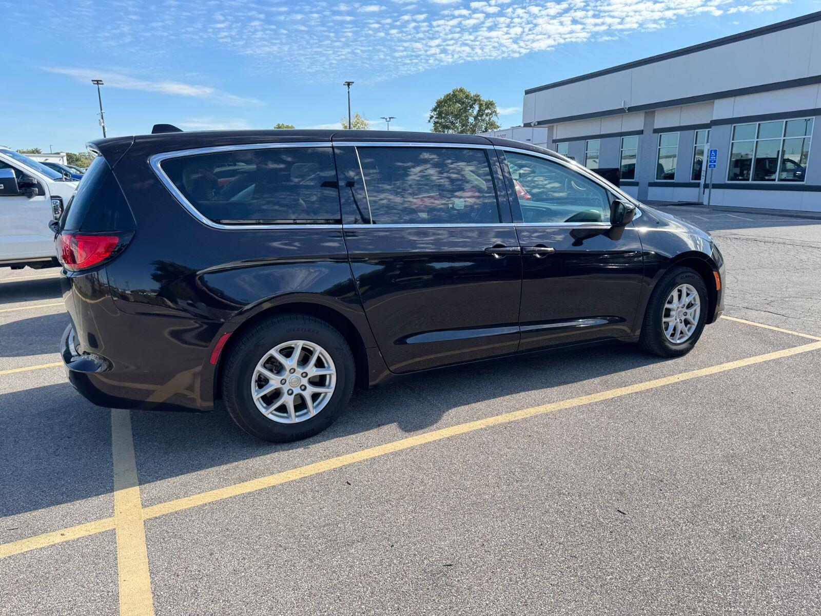 Chrysler Pacifica Vehicle Full-screen Gallery Image 07