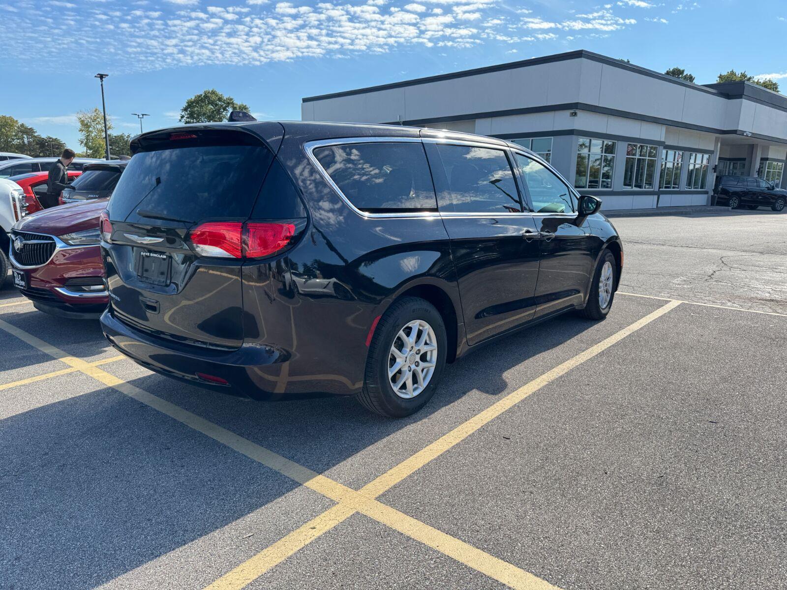 Chrysler Pacifica Vehicle Full-screen Gallery Image 10
