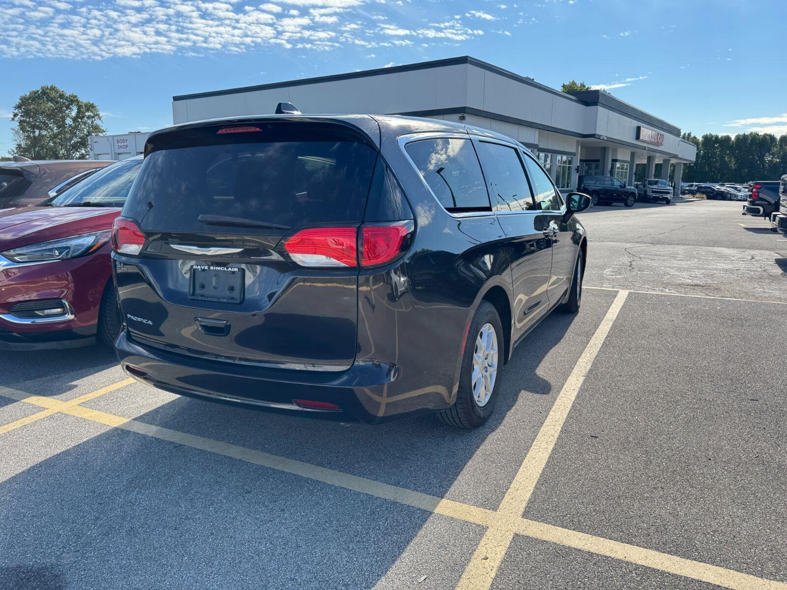 Chrysler Pacifica Vehicle Full-screen Gallery Image 11