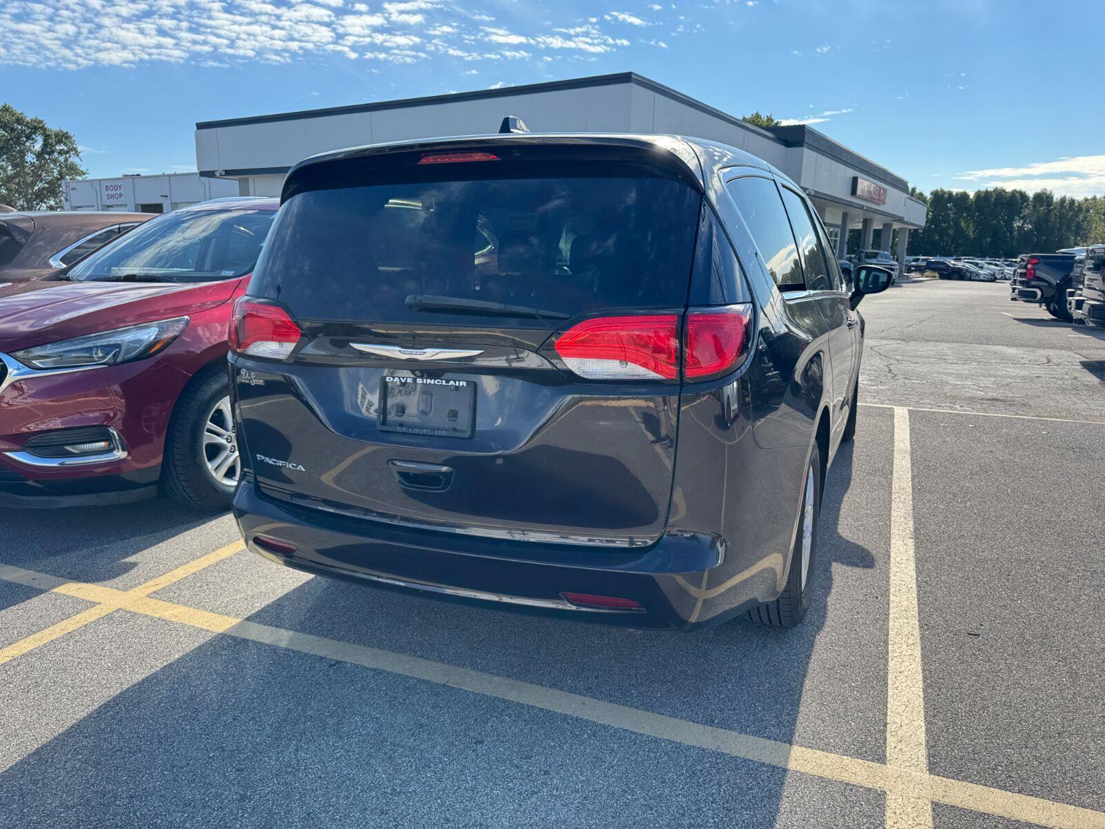 Chrysler Pacifica Vehicle Full-screen Gallery Image 13