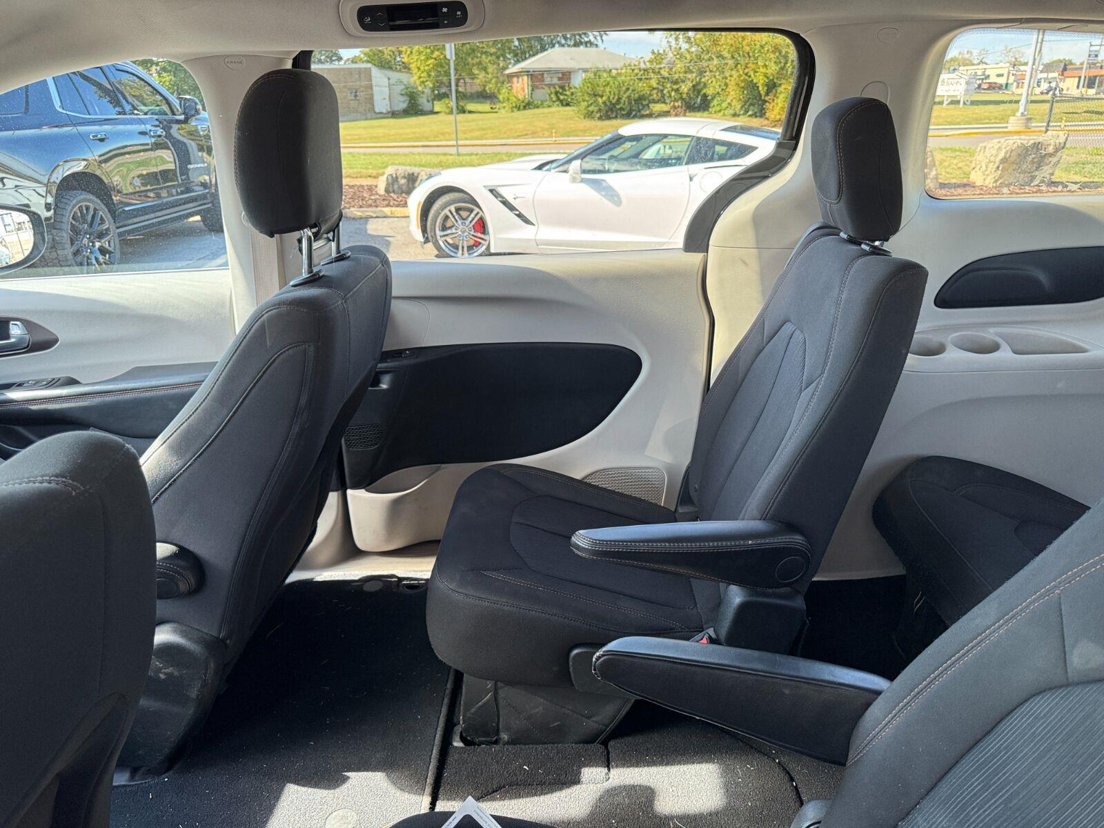 Chrysler Pacifica Vehicle Full-screen Gallery Image 14