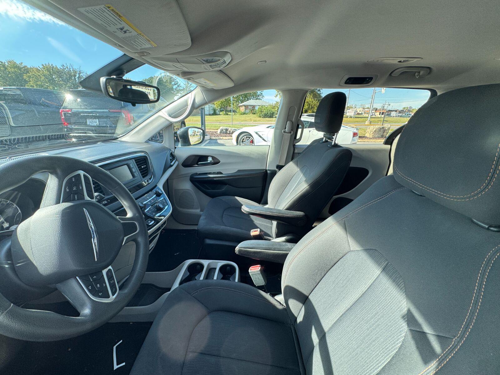 Chrysler Pacifica Vehicle Full-screen Gallery Image 15