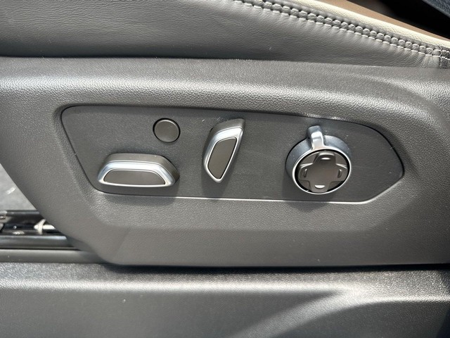 GMC Yukon Vehicle Full-screen Gallery Image 12