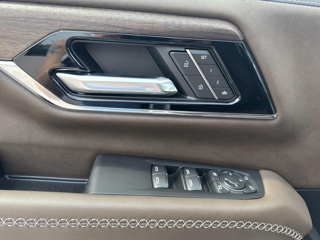 GMC Yukon Vehicle Full-screen Gallery Image 13
