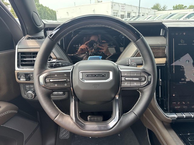 GMC Yukon Vehicle Full-screen Gallery Image 14