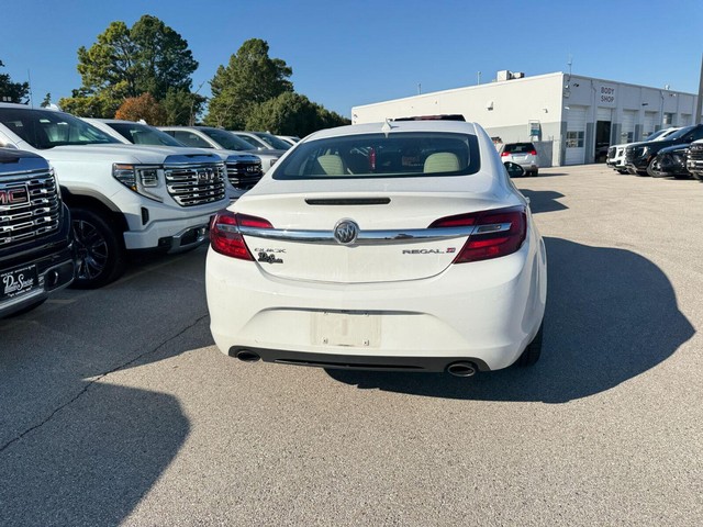 Buick Regal Vehicle Full-screen Gallery Image 15