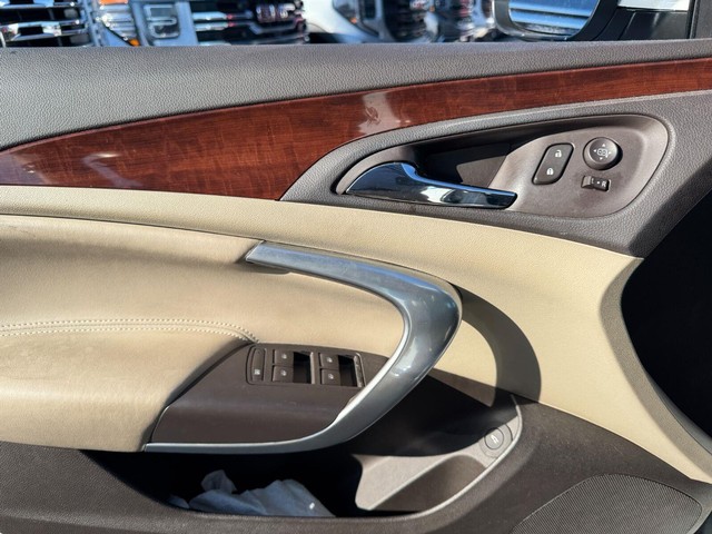 Buick Regal Vehicle Full-screen Gallery Image 23