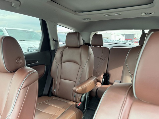 Buick Enclave Vehicle Full-screen Gallery Image 17
